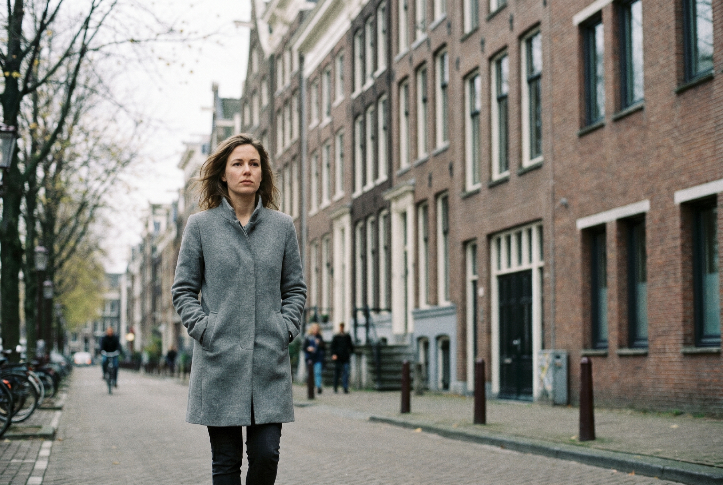 Iemand loopt nadenkend door een stadsstraat
